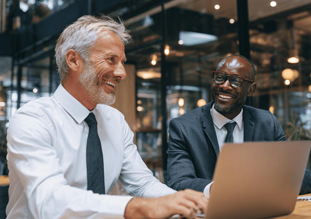 Profissionais em reunião corporativa discutindo estratégias de negócios