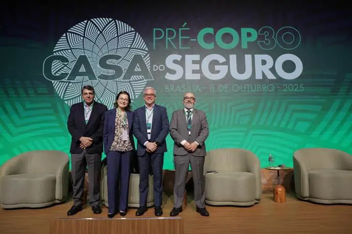 casa-do-seguro-pre-cop30-brasilia-2025 Executivos do setor segurador no evento Casa do Seguro Pré-COP30 em Brasília, outubro de 2025