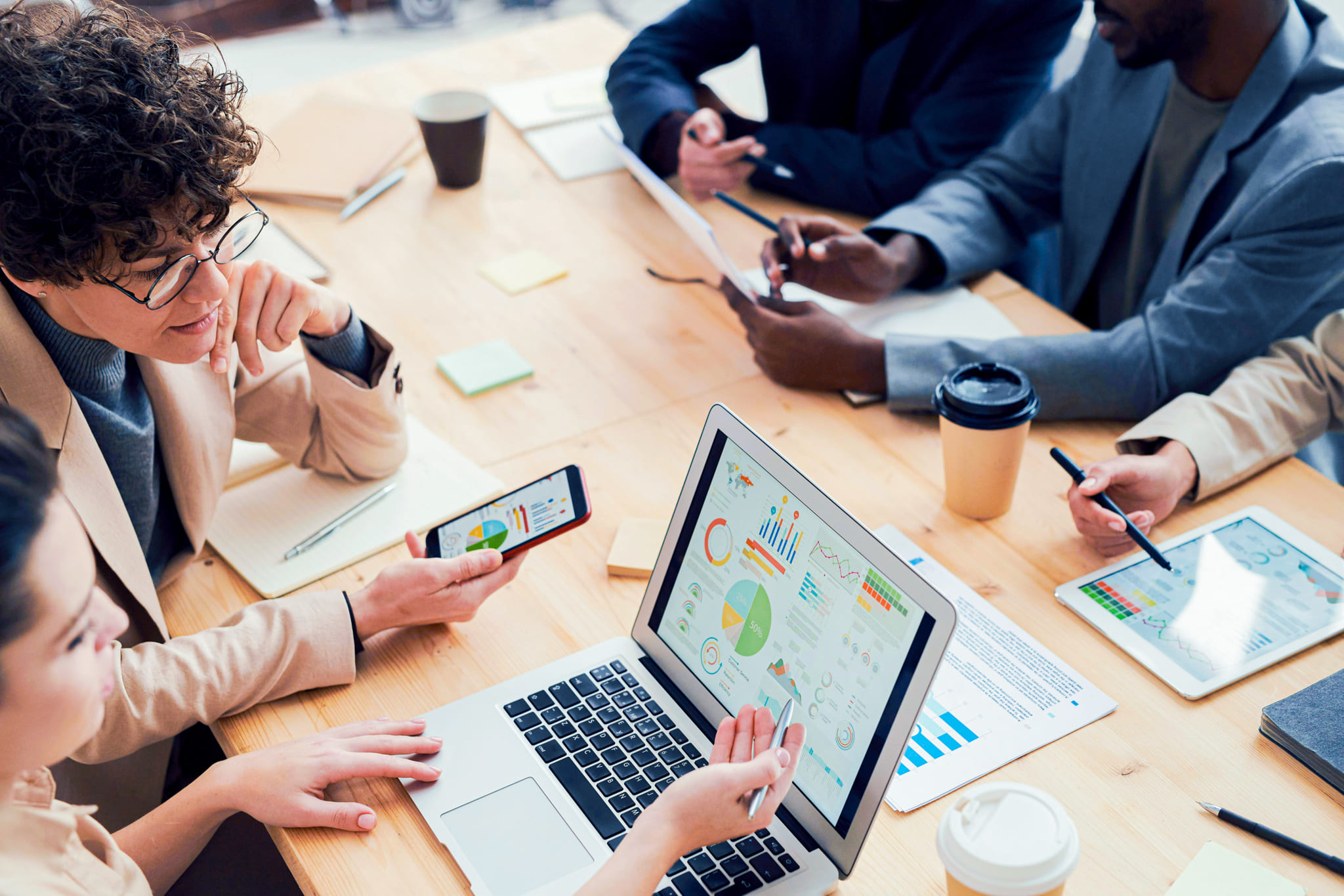 Equipe de negócios analisando dados e requisitos para seguro cibernético empresarial