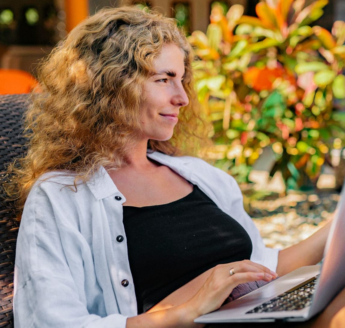 Mãe autônoma trabalhando ao ar livre com seu filho pequeno ao lado